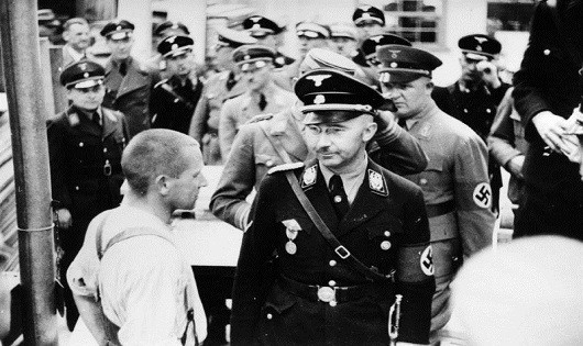 Hitler và các tù nhân.