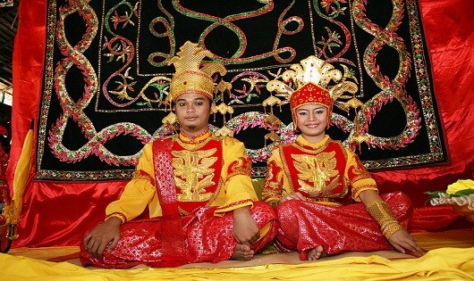 Những cặp vợ chồng người Tidong trong lễ cưới của mình.