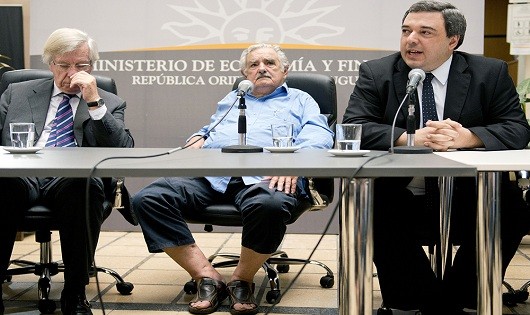 Ông Mujica (ở giữa) khi đang nắm quyền và Phó Tổng thống Danilo Astori (trái), Bộ trưởng tài chính Mario Bergara. 