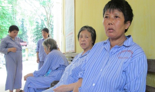 Bà Lài (ngoài cùng bên phải) cùng các bệnh nhân khác.