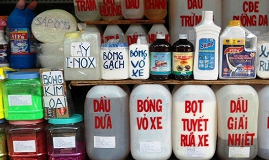 Hóa chất bày bán tại chợ Kim Biên.