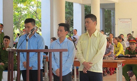  Các bị cáo Trường, Lý, Tuấn (từ trái sang) tại tòa.