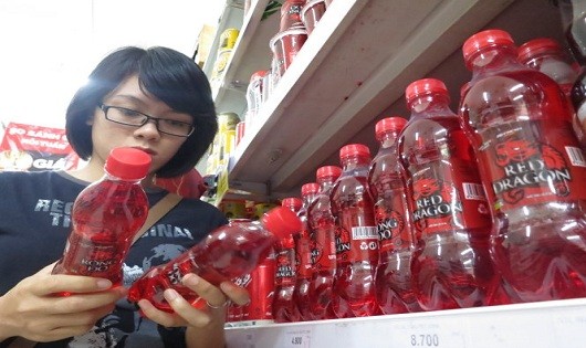Nước uống Rồng Đỏ được bán tại siêu thị ở quận Phú Nhuận, TP.HCM (Hình: báo Tuổi trẻ TP.HCM)