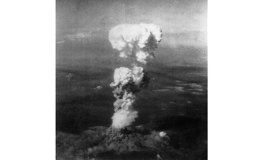 Đám mây bốc cao sau khi Hiroshima hứng chịu quả bom nguyên tử của Mỹ