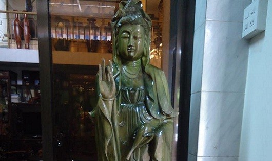  Một bức tượng Phật Quan Âm làm bằng gỗ đổi màu