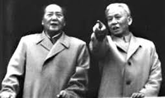 Ông Mao Trạch Đông và Lưu Thiếu Kỳ. 