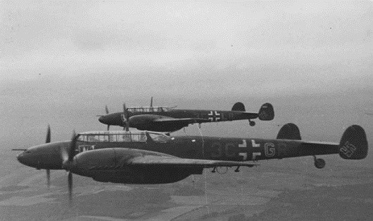 Hai chiếc  Messerschmitt Bf 110s, tương tự chiếc máy bay đưa Hess đến Scotland (Mirror)