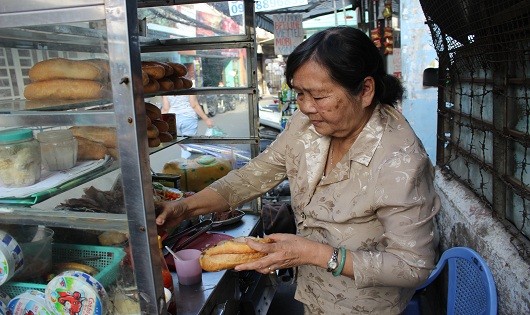 Ngoài 70, bà Bạch Cúc vẫn bán bánh mì, gom ve chai làm việc thiện giúp người