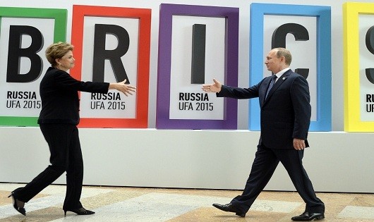 Tổng thống Nga Vladimir Putin (phải) và đồng nhiệm Brazil Dilma Rousseff hồi tháng 07/2015 tại thượng đỉnh nhóm BRICS.
