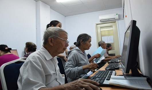 Hai vợ chồng già cùng nhau học internet. 