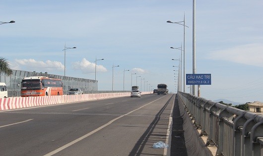 Tạm thời phân luồng cho toàn bộ ô tô lưu hành qua cầu Hạc Trì (mới) theo hướng Vĩnh Yên đi thành phố Việt Trì, tỉnh Phú Thọ và chiều ngược lại.