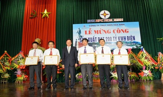  Ông Mai Quốc Hội - Thành viên HĐTV EVN trao bằng khen, ghi nhận nỗ lực của tập thể, cá nhân làm việc tại Công ty Thủy điện Hòa Bình.
