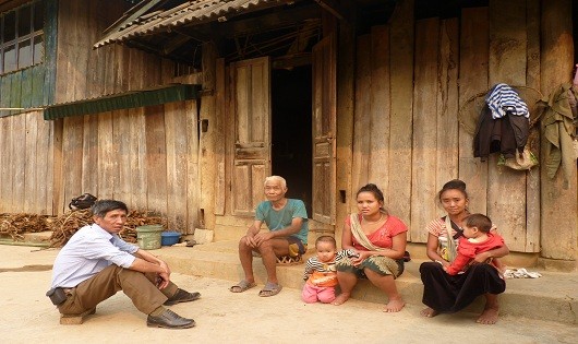  Cán bộ xã Pa Thơm , tỉnh Điện Biên (bên trái) tuyên truyền chính sách cho người dân tộc Cống