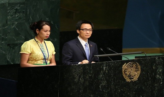  Phó Thủ tướng Vũ Đức Đam đứng cạnh chị Thanh trong Hội nghị diễn ra tại Mỹ.