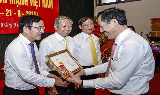  Chủ tịch Hội Nhà báo Việt Nam trao Kỷ niệm chương cho Chủ tịch EVN.