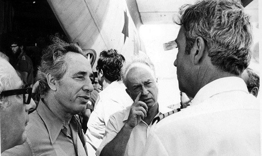Bộ trưởng Quốc phòng Peres (trái) và Thủ tướng Rabin