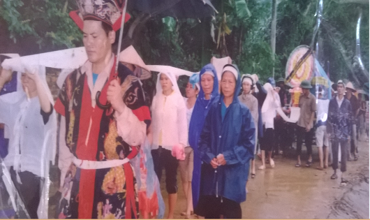  Thầy mo Long Văn Lê trong một lễ cúng.