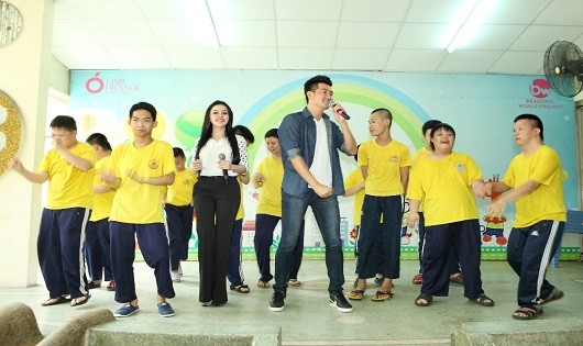 Phi Hùng và doanh nhân Janny Thủy Trần hát cùng các em.