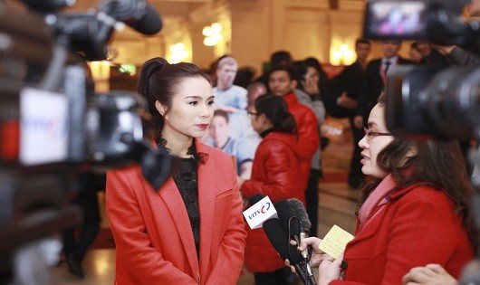 Bà Lưu Nga – Tổng Giám đốc Tập đoàn thời trang Elise trả lời phóng viên truyền hình. 