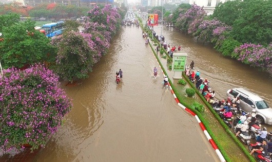 Một tuyến phố Hà Nội ngập nặng sau mưa