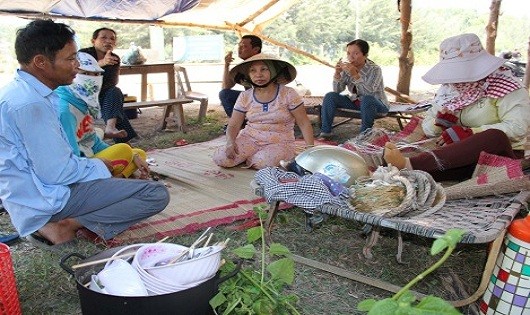Người dân dựng lều trước cổng nhà máy, yêu cầu chính quyền di dời đến nơi tái định cư (Hình: Hồng Long/dantri.com.vn)