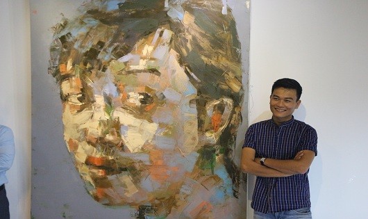 Họa sỹ Nguyễn Công Hoài bên tác phẩm của mình.