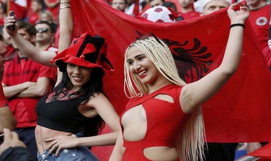 Fan nữ Albania đại náo khán đài