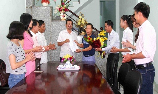 Tiến sĩ Đào Văn Hội- Tổng Biên tập Báo PLVN trao quyết định bổ nhiệm Trưởng cơ quan Đại diện tại ĐBSCL.