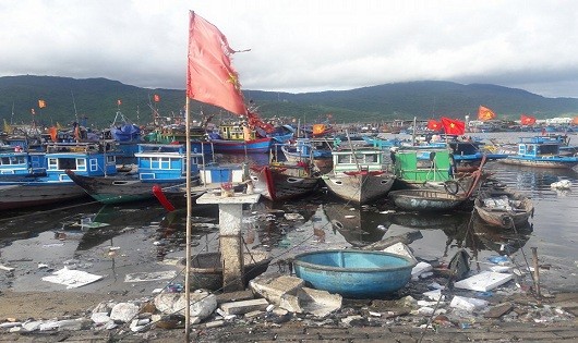 Âu thuyền ô nhiễm như bãi rác.