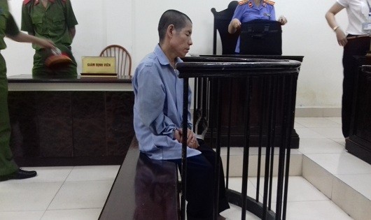 Bệnh tật khiến bị cáo Vũ Văn Minh tỏ ra đau đớn, vẹo vọ trước tòa
