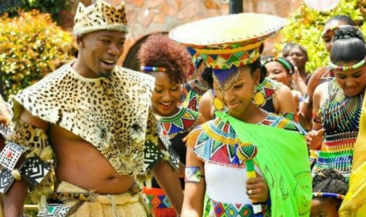 Cặp vợ chồng Zulu hạnh phúc trong ngày cưới. 