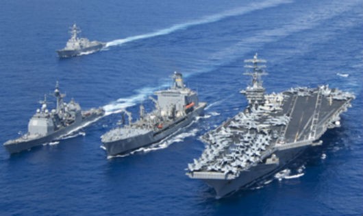 Tàu sân bay USS Nitmiz và đội tàu hộ tống của hải quân Mỹ.  