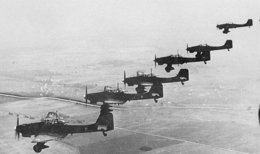 Phi đội máy bay ném bom Stuka của Đức trên bầu trời Ba Lan năm 1939.