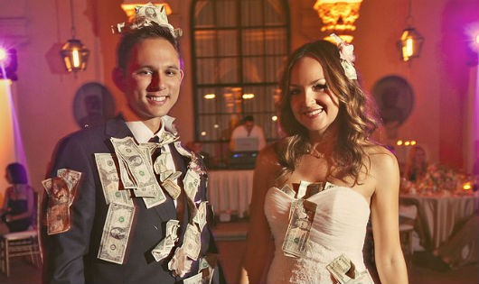 Những cặp vợ chồng Cuba được ghim tiền mừng trong ngày cưới của mình.