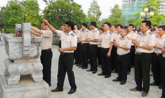 Cục Thi hành án dân sự tỉnh Tuyên Quang dâng hương.