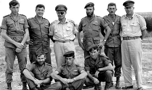 Sĩ quan Israel năm 1955 trong đó có Moshe Dayan, Tham mưu trưởng và Ariel Sharon.