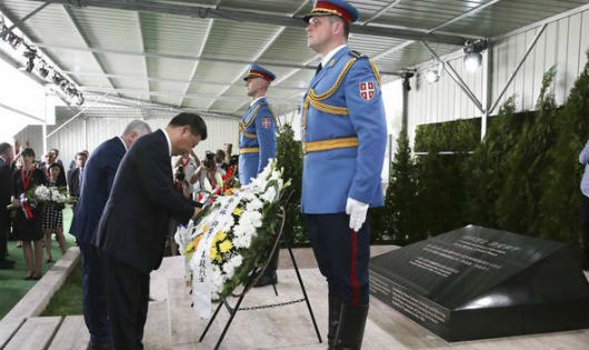 Ông Tập Cận Bình viếng những người tử nạn tại nơi từng là sứ quán Trung Quốc tại Nam Tư bị Mỹ ném bom năm 1999.