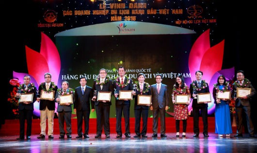 Phó Thủ tướng Chính phủ Vũ Đức Đam và Bộ trưởng Nguyễn Ngọc Thiện trao giải thưởng cho các doanh nghiệp lữ hành nhận giải thưởng.