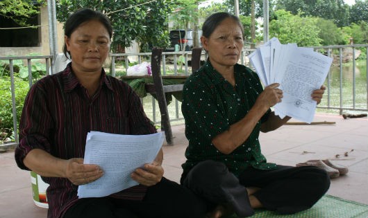 Chị em bà Phạm Thị Vui buồn rầu vì sự việc tranh chấp đất đai kéo dài.
