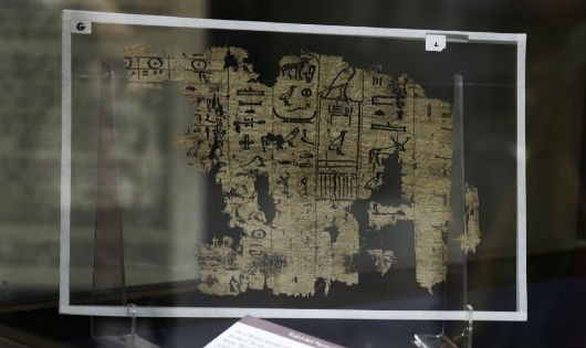 Tờ giấy cói được trưng bày tại bảo tàng Ai Cập ở Cairo.