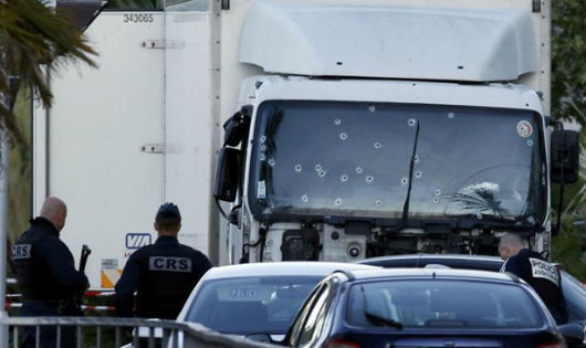 Chiếc xe tải lỗ chỗ vết đạn được sử dụng trong vụ tấn công ở Nice. 