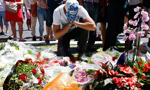 Đặt hoa tưởng niệm các nạn nhân thiệt mạng trong vụ tấn công ở Nice.
