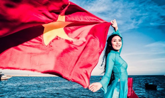 Hoa hậu Ngọc Hân và cờ đỏ sao vàng tại huyện đảo Lý Sơn (Quảng Ngãi) .