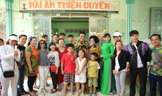 Vợ chồng MC Thanh Bạch - Thúy Nga làm từ thiện ở Mái ấm Thiện Duyên ngày 15/7.