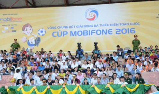 Giải bóng đá thiếu niên toàn quốc- Cup Mobifone 2016 thu hút nhiều khán giả  tới cổ vũ  .