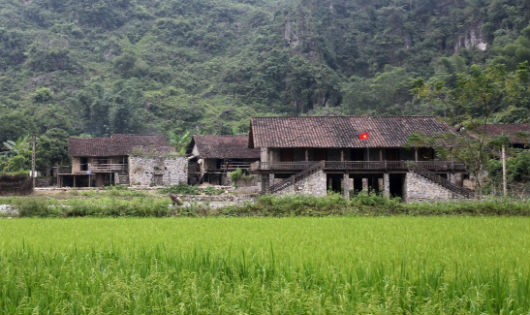  Cách khu du lịch nổi tiếng thác Bản Dốc chừng 2km, thôn Khuổi Ky gồm 14 ngôi nhà sàn đá nằm tựa vào vách núi.
