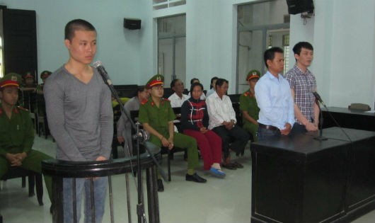  Bị cáo Lê Tấn Khỏe (bìa trái) và hai cựu công an viên Lê Ngọc Tâm, Lê Minh Phát tại phiên tòa phúc thẩm.