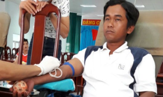 Thầy Trịnh Quang Bình trong ngày hội hiến máu vào giữa tháng 7 vừa qua