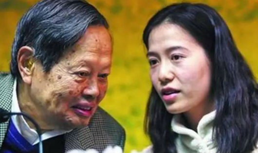Dương Chấn Ninh và cô vợ trẻ hơn ông 54 tuổi