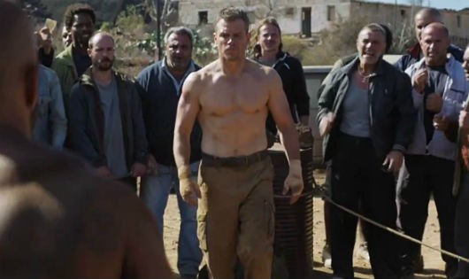 Matt Damon cởi trần trong một cảnh phim Jason Bourne.